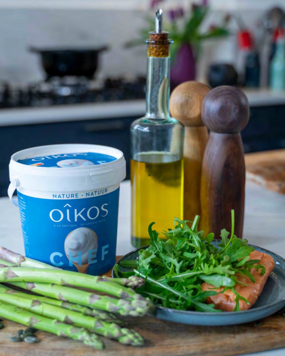 Oikos Chef en situation de cuisine : pot 900 g, huile d'olive, saumon et asperges